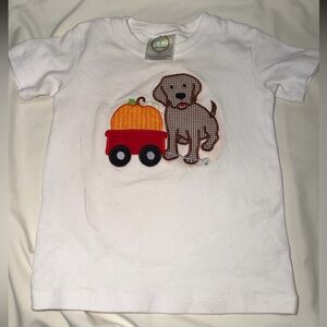 Charming White Kids Tee with Dog and Pumpkin Wagon